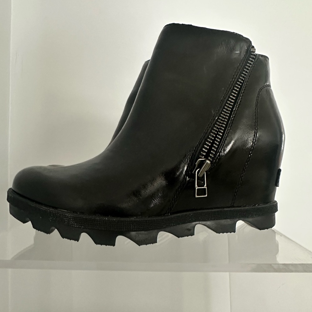 Sorel Black Leather Ankle Booties with Zipper